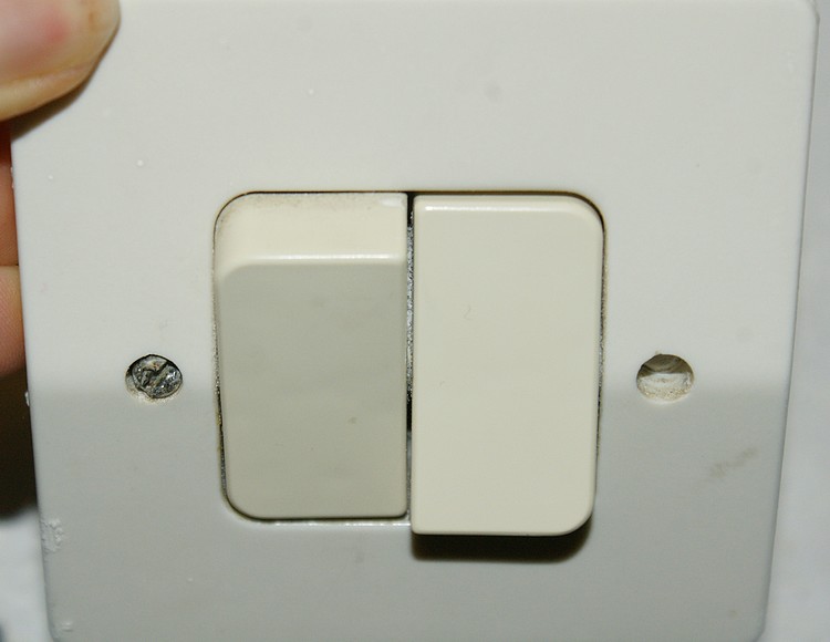 Comment brancher un interrupteur double dans une pièce