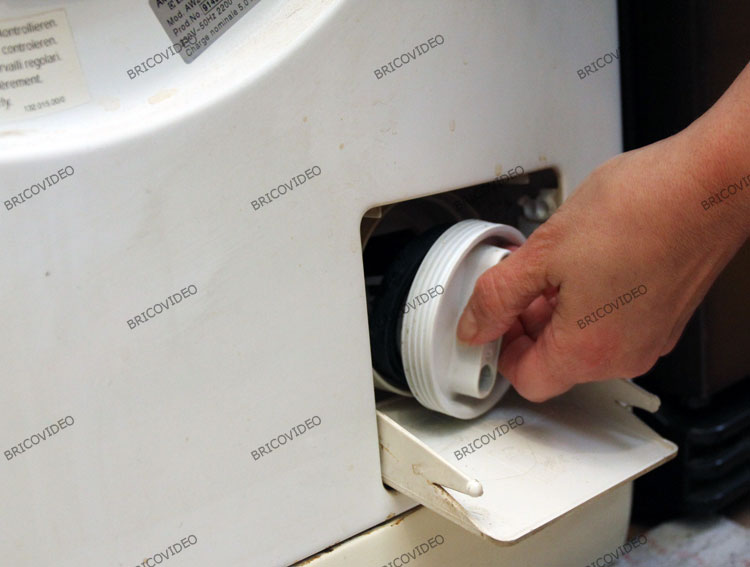 Où se trouve le filtre d'une machine à laver Indesit ?